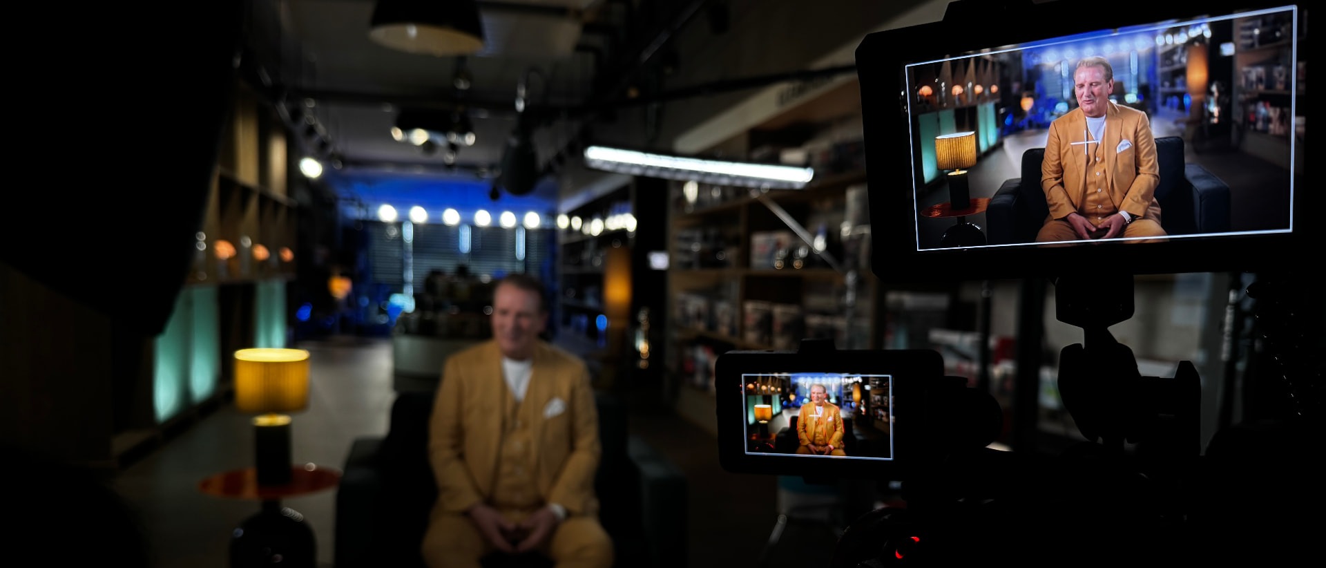 Kameramonitor und Studio-Set der TV-Produktion „Die Millionen Idee“ mit Moderator im Bild